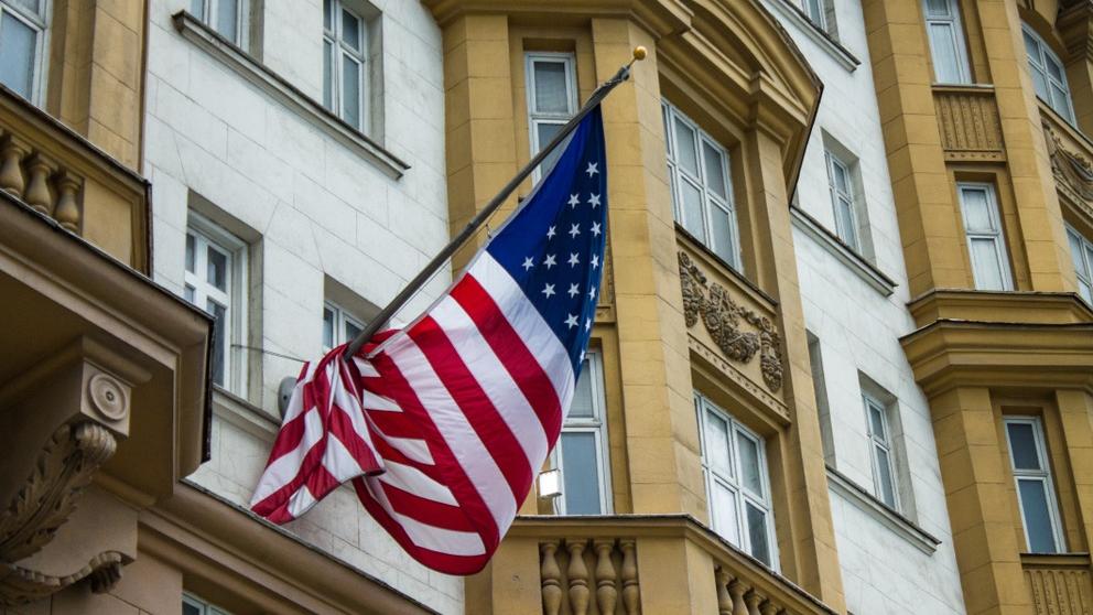 Bandeira dos EUA na fachada da embaixada do país em Moscou