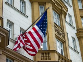 Bandeira dos EUA na fachada da embaixada do país em Moscou