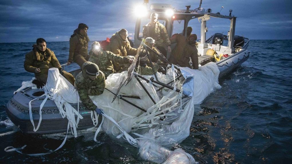 Marinheiros recuperando balão de vigilância no oceano Atlântico