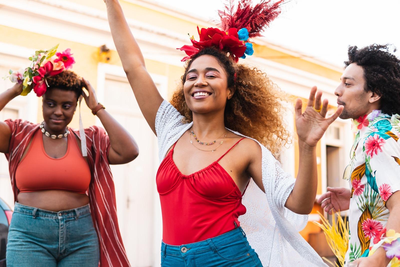 Mulher divertida dançando carnaval na rua. Povo brasileiro curtindo o festival de Carnaval no Brasi
