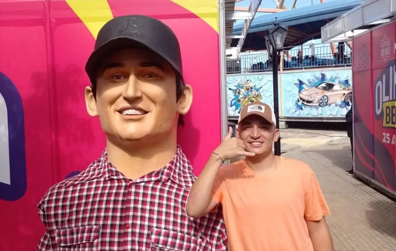 Pernambucano chegou a tirar foto com boneco