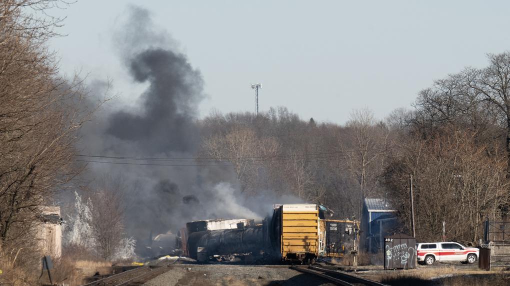 Fumaça sobe de um trem de carga descarrilado no leste da Palestina, Ohio, em 4 de fevereiro de 2023. O acidente de trem provocou um grande incêndio e ordens de evacuação, disseram autoridades e relatórios no sábado.