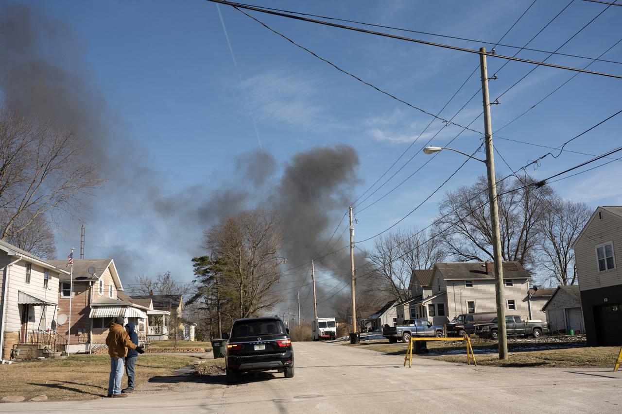 Fumaça sobe de um trem de carga descarrilado no leste da Palestina, Ohio, em 4 de fevereiro de 2023. O acidente de trem provocou um grande incêndio e ordens de evacuação, disseram autoridades e relatórios no sábado.