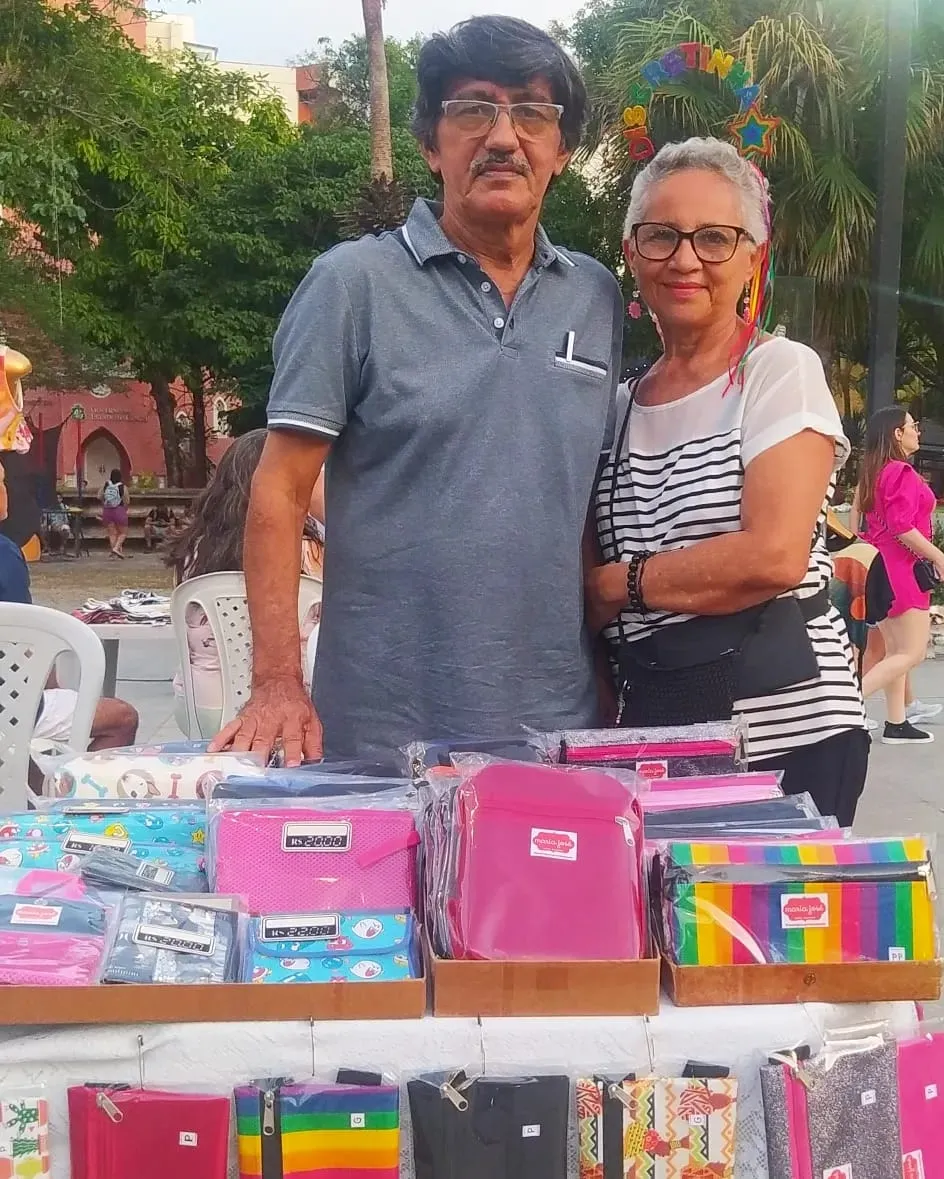 José Valdecy e Maria Antônia vendem doleiras para foliões guardarem os pertences nas festas de Carnaval