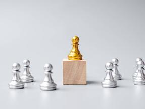 Peças de xadrez representam liderança