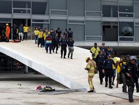 Pessoas sendo presas após atacarem os três poderes em Brasília