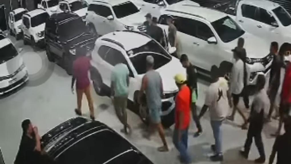 homens fazendo arrastão de carros em loja de fortaleza
