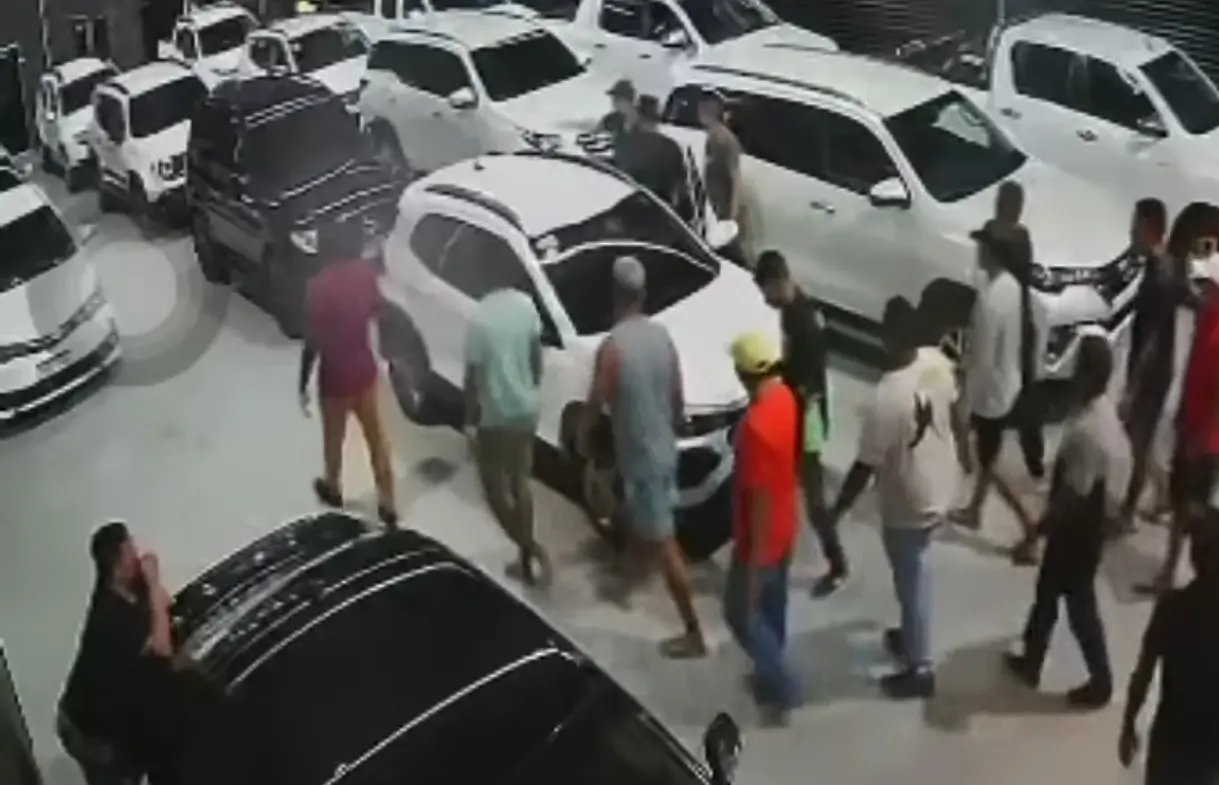 homens fazendo arrastão de carros em loja de fortaleza