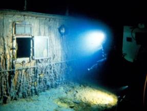 cena da expedição ao titanic após naufrágio