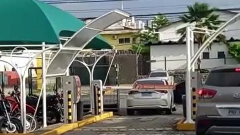 Homem foi morto a tiros dentro de carro, na saída de supermercado na Cidade dos Funcionários