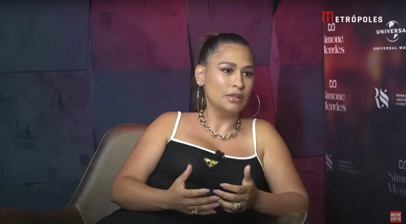 simone mendes durante entrevista