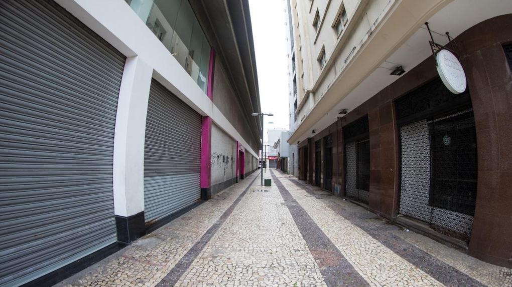 Centro de Fortaleza com lojas fechadas