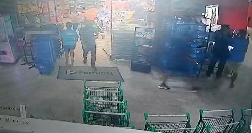 A ação criminosa foi filmada por câmeras de segurança do local