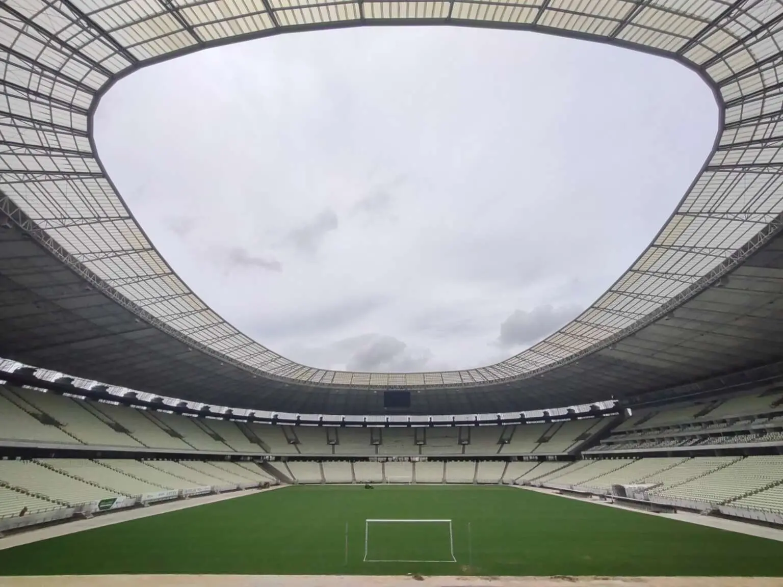 Imagem mostra gramado da Arena Castelão