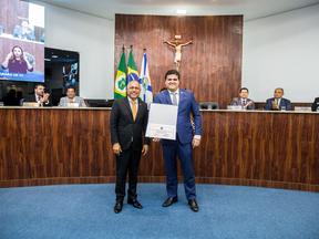 Herbet Santos recebendo título de cidadão de Fortaleza