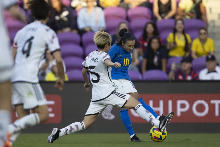 Marta voltou a jogar pela Seleção após lesão, deu assistência para o gol de Debinha e se emocionou ao fim da partida