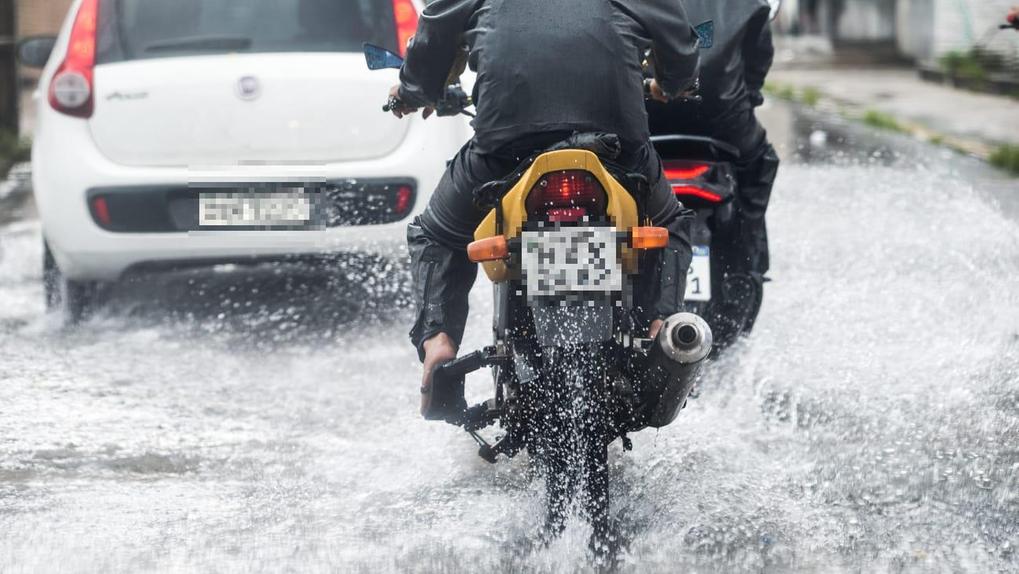 motoqueiro dirigindo na chuva