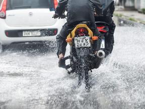motoqueiro dirigindo na chuva