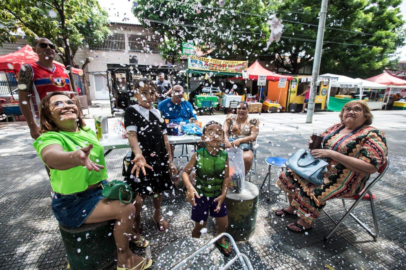 Praça João Gentil repleta de alegria com Wandinha e Hulk