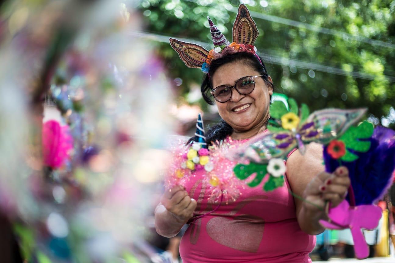 Para Maria Conceição, as tiaras vendem bem por que chamam atenção e são resistentes à maratona de folia