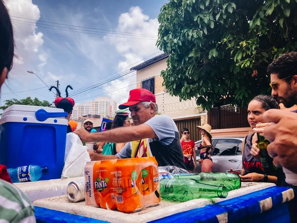 O ambulante José Roberto trabalha há 30 anos com a venda de bebidas e comemora o retorno do Carnaval - e do faturamento que vem com a data