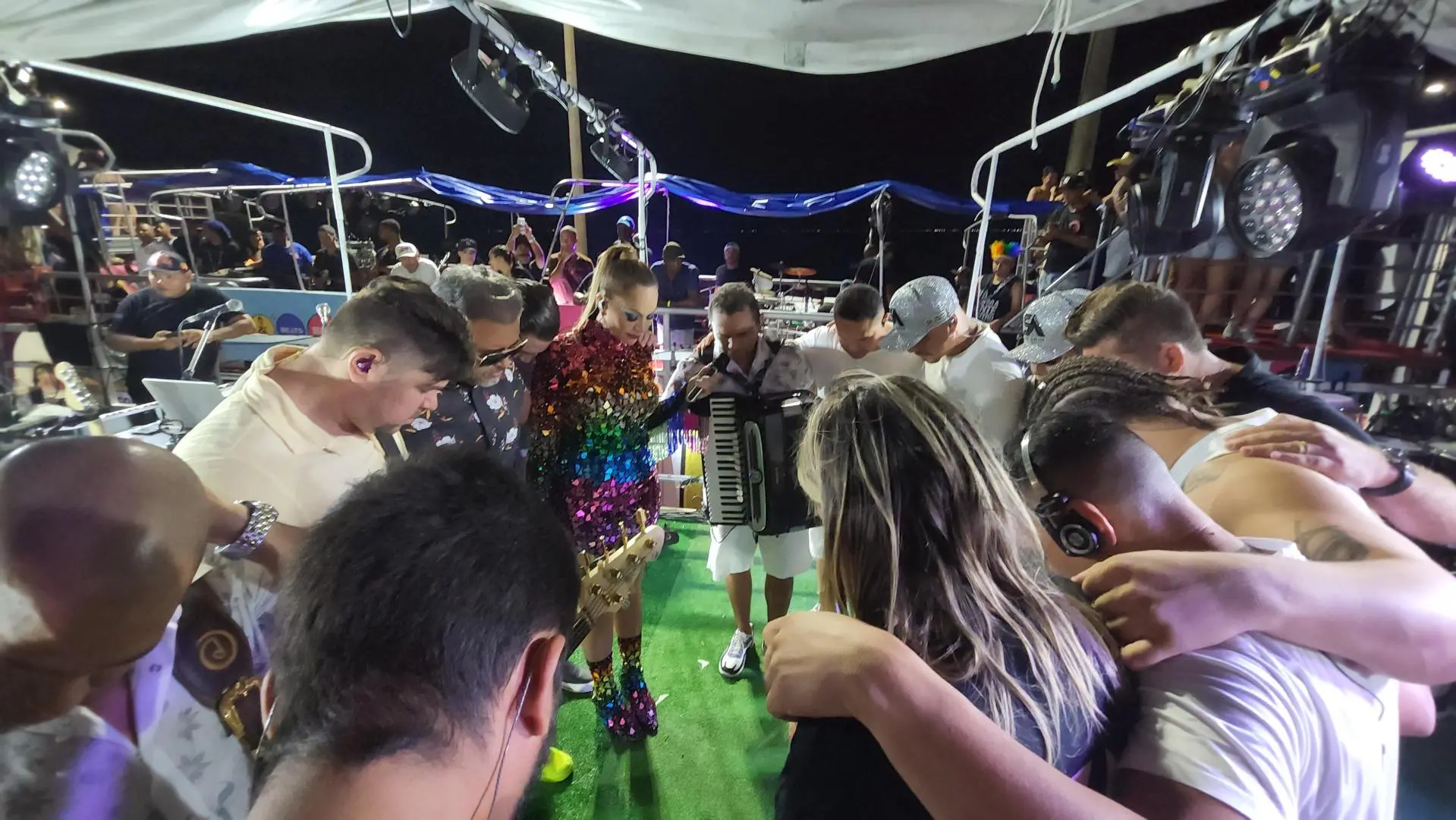 Sol em momento de oração iniciado pelo sanfoneiro Elias Mearim, em Salvador