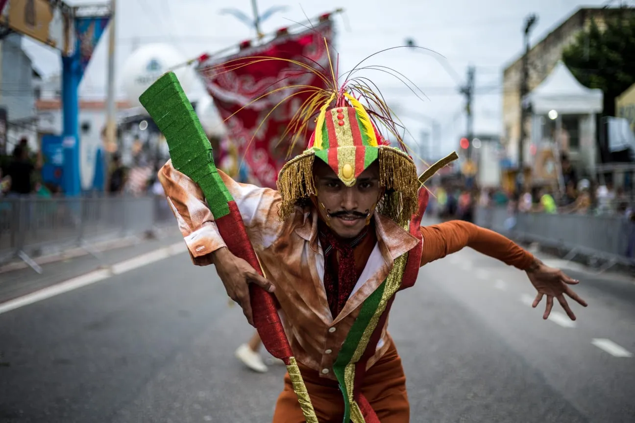 Desfile dos blocos na avenida Domingos Olímpio