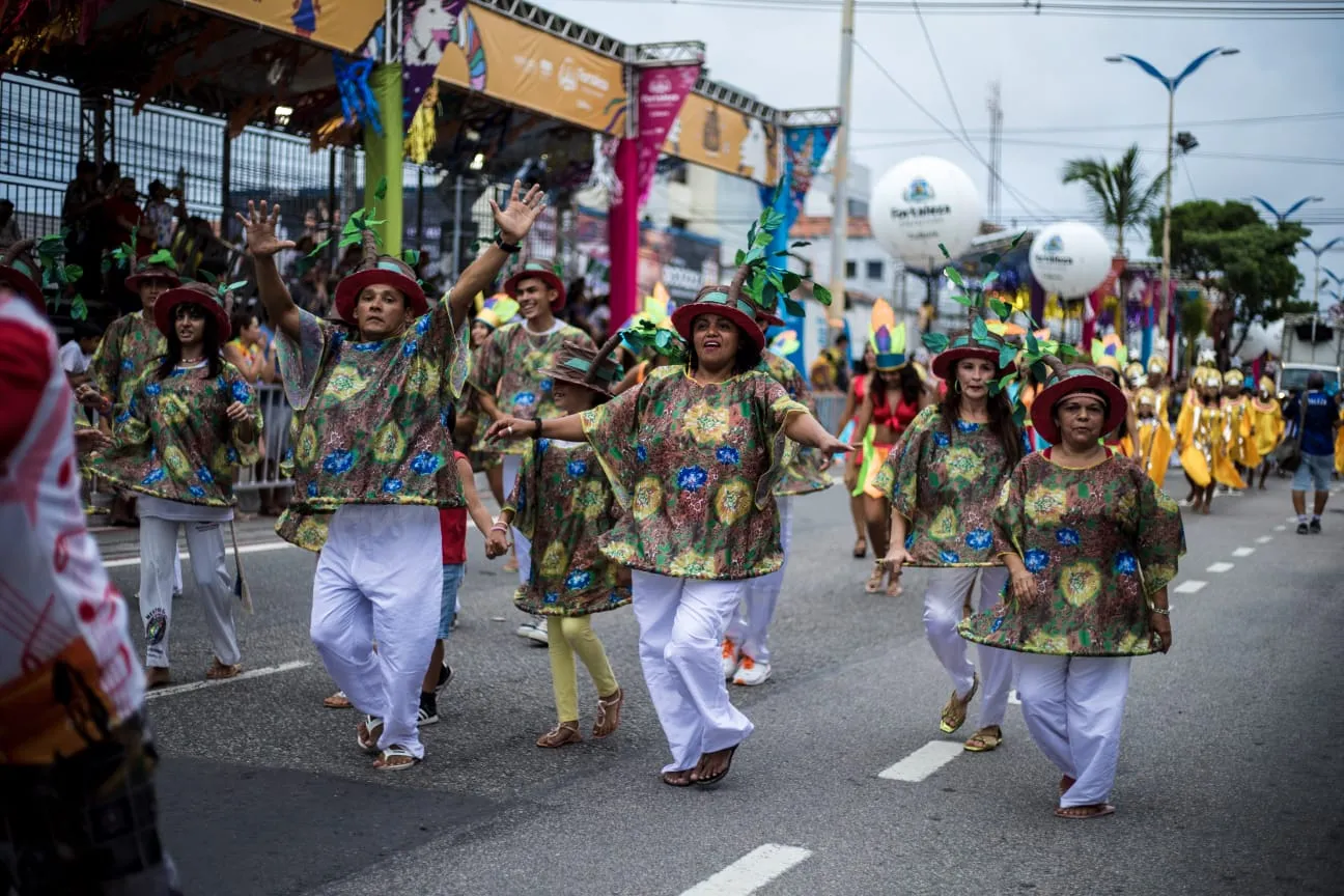 Desfile dos blocos na avenida Domingos Olímpio