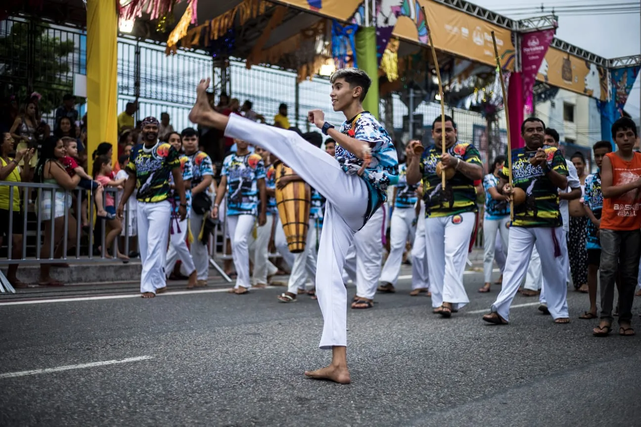 Desfile dos blocos na avenida Domingos Olímpio