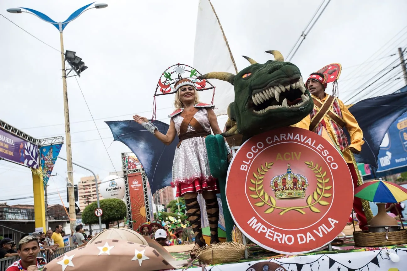 Desfile dos blocos na avenida Domingos Olímpio