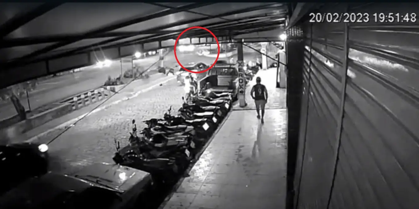 Câmera de segurança registra momento do acidente