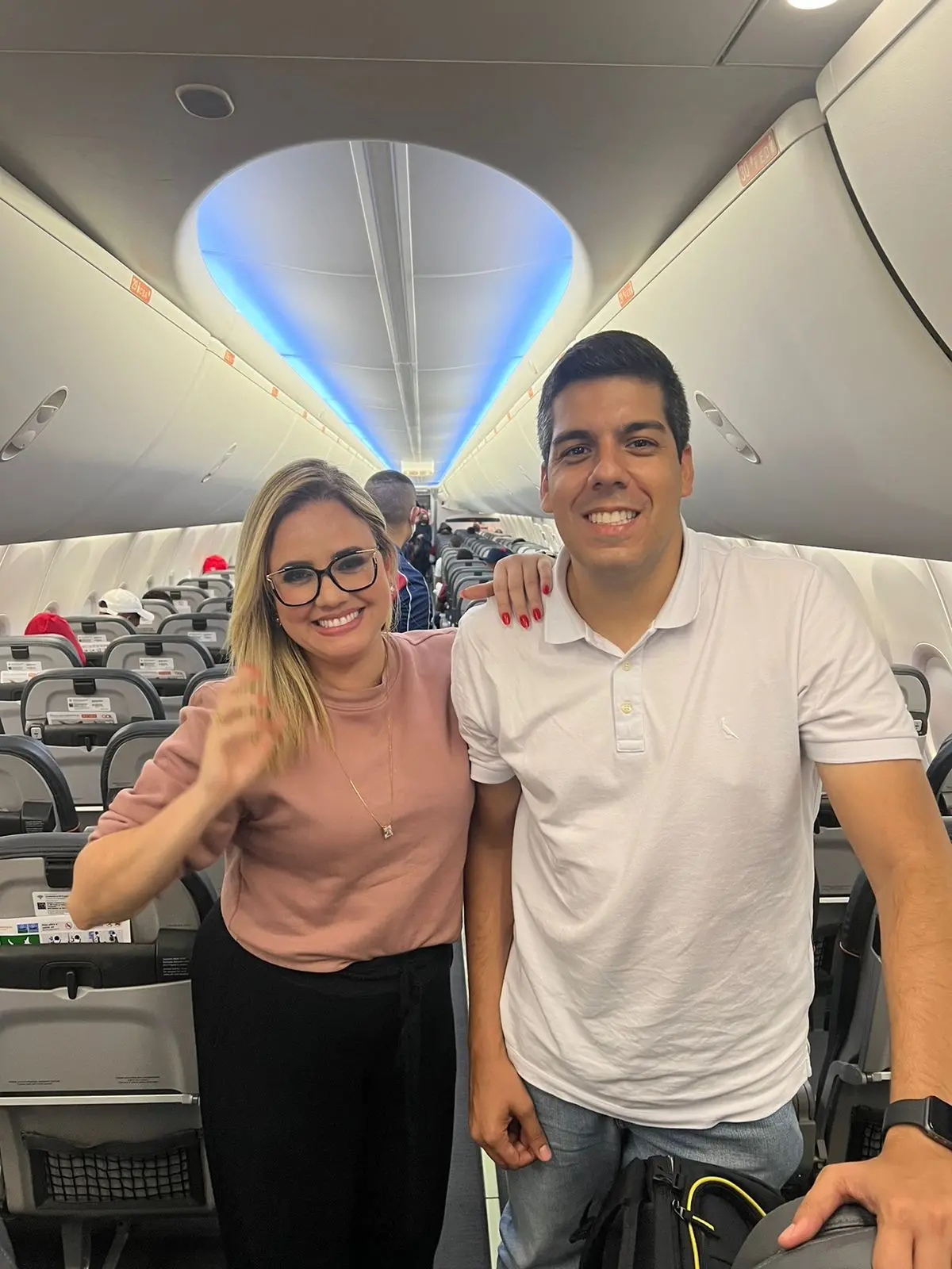 Imagem mostra dois repórteres em avião