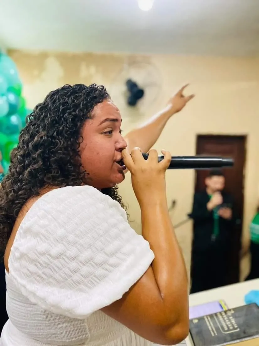 Aline Oliveira enfrenta dificuldades, mas tem o sonho de ser cantora profissional