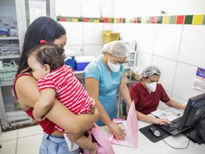 Criança em sala de vacinação com a mãe em Fortaleza