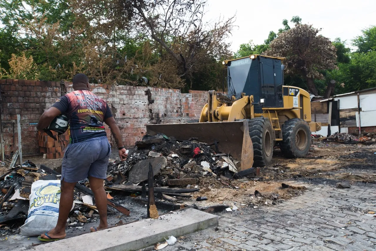 Trator recolhe entulho três dias após o incêndio