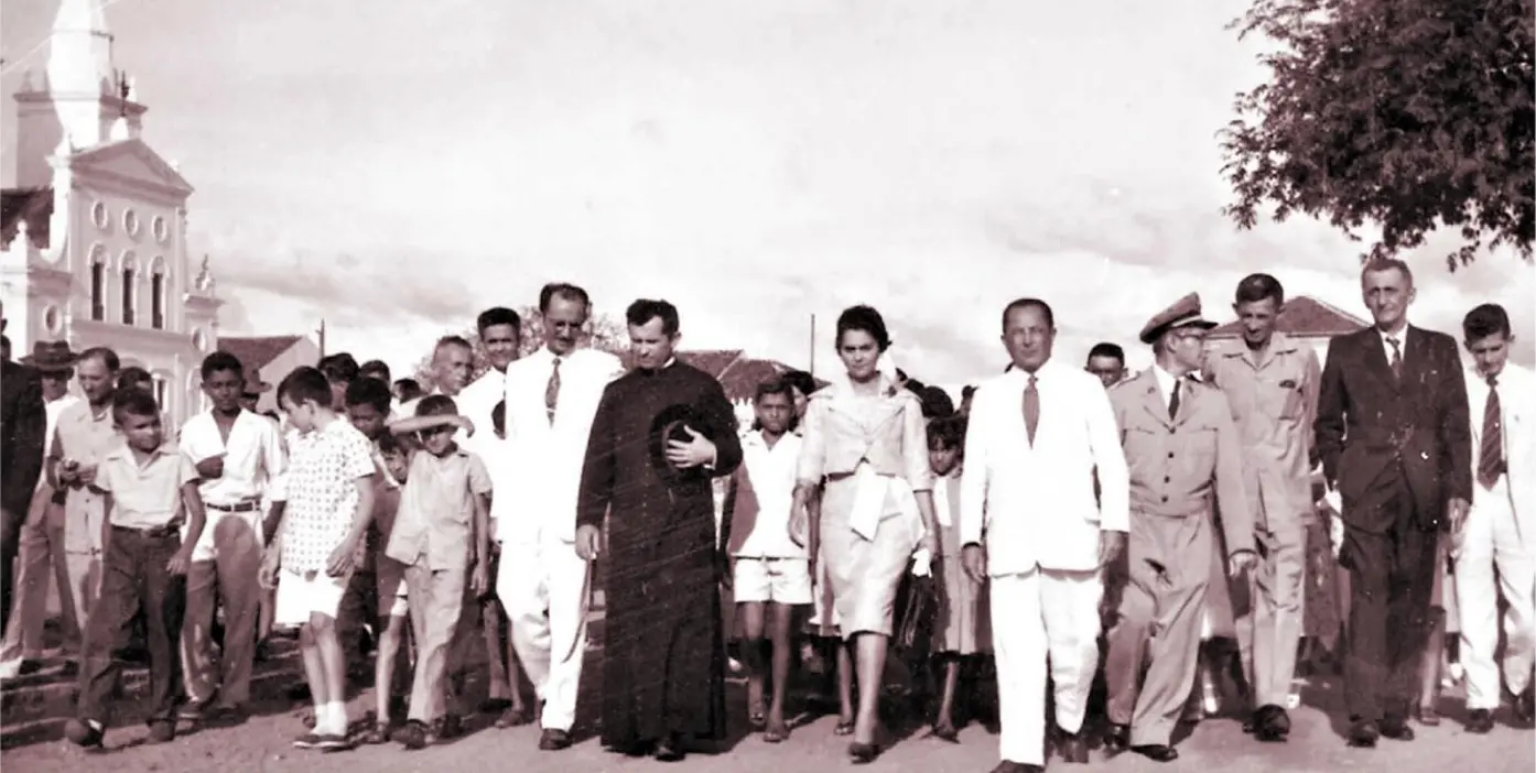 Aldamira seguindo do Cartório Eleitoral para casa após vencer as eleições em Quixeramobim