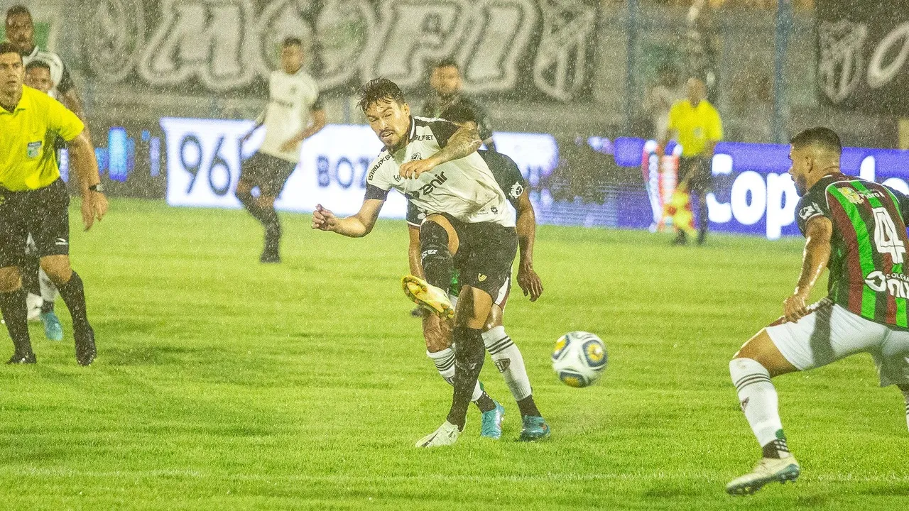 O Ceará se impôs no Lindolfo Monteiro e venceu o Fluminense debaixo de chuva