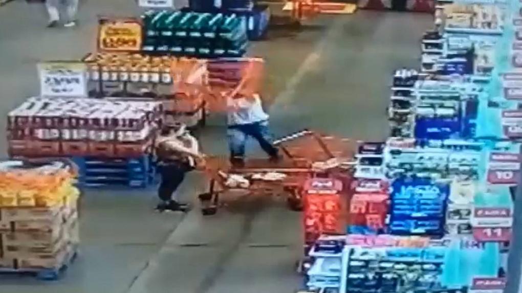 Trecho de vídeo que flagrou homem jogando carrinho de compras em mulher em Goiás