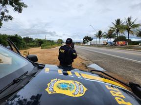 Agente da PRF fiscalizando trânsito em estrada no Ceará