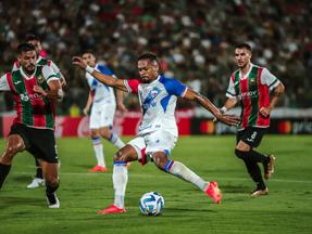 Bruno Pacheco divide bola com jogador do Deportivo Maldonado