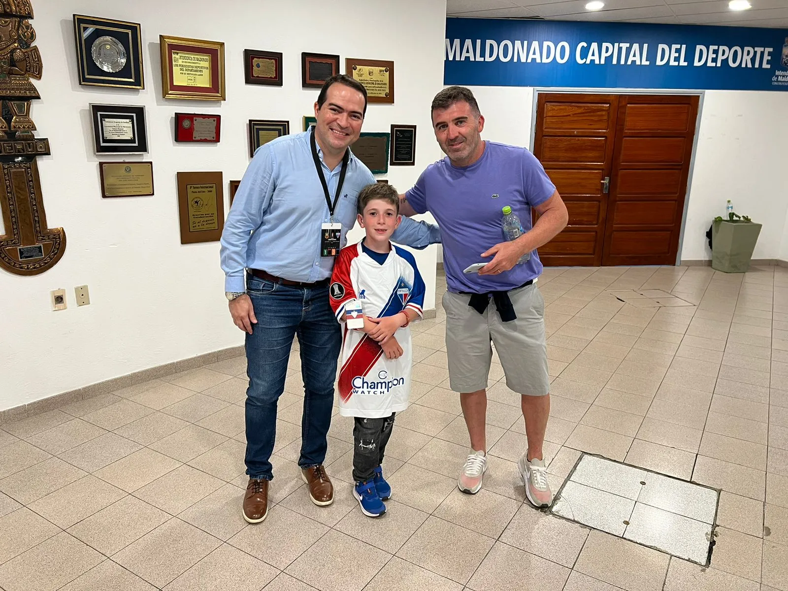 O uruguaio Francisco Rodinho, de 8 anos, ganhou uma camisa oficial do Fortaleza