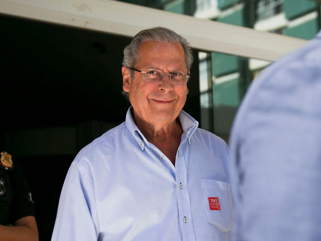 José Dirceu sorrindo e posando para foto