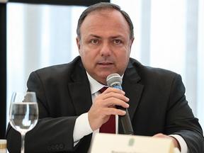 Eduardo Pazuello usando o microfone durante reunião política