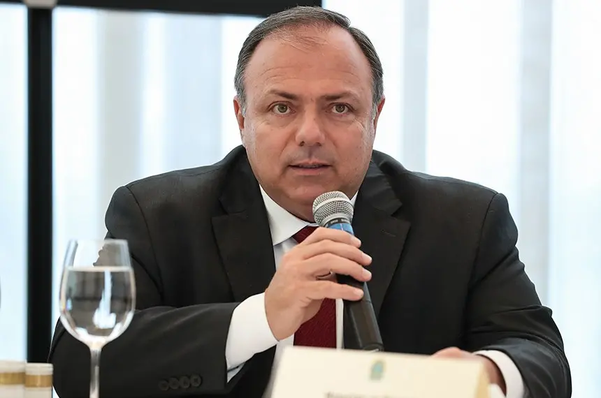 Eduardo Pazuello usando o microfone durante reunião política