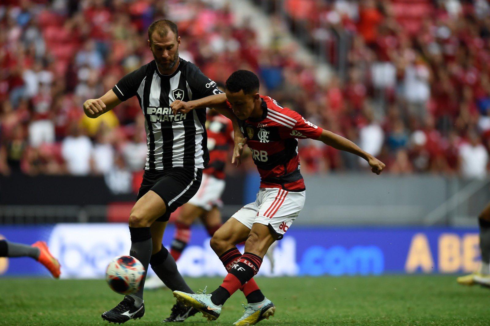 No primeiro jogo sem Luís Castro, Botafogo vence clássico contra o Vasco e  se mantém na liderança