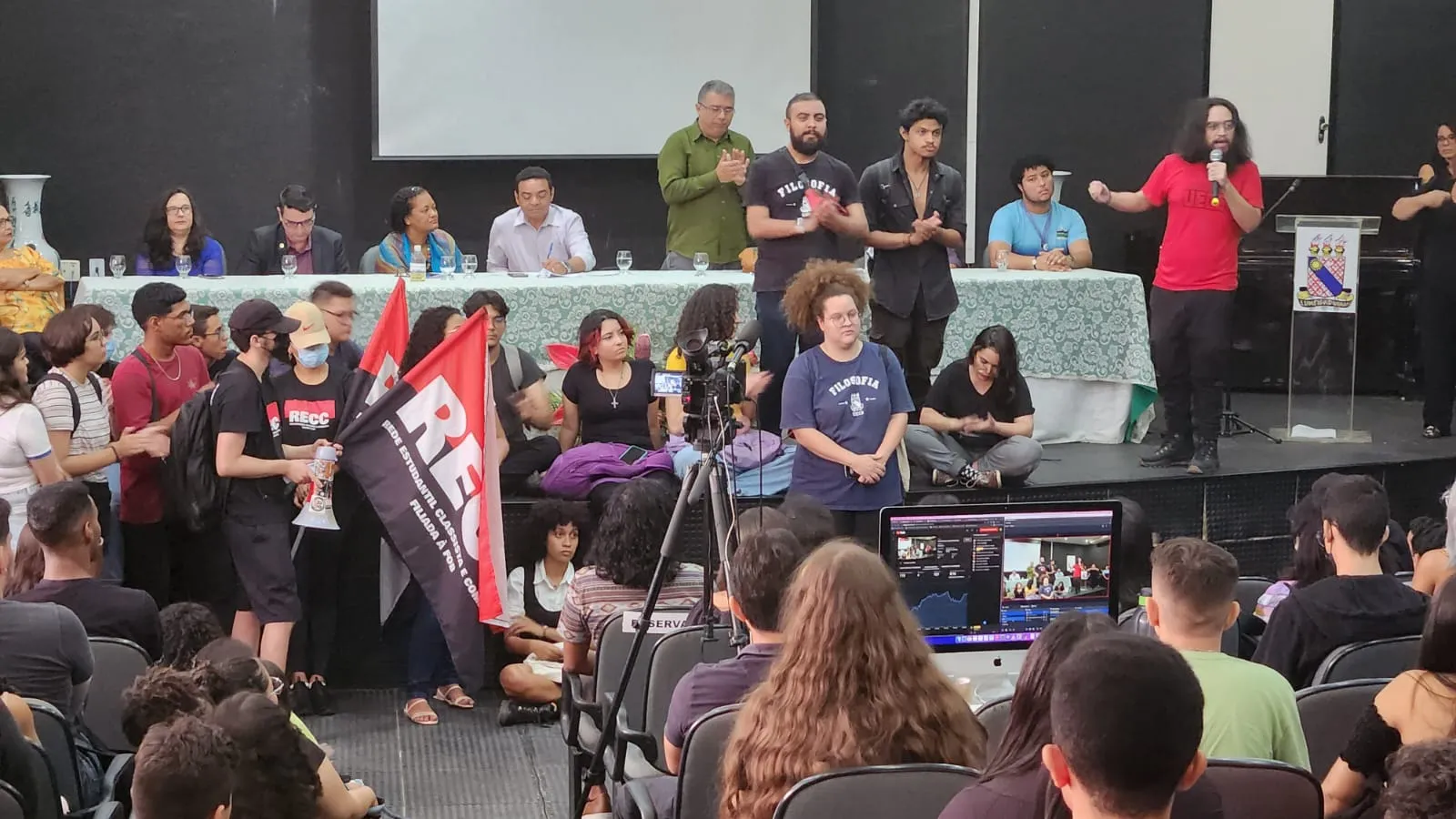 Estudantes cobraram reformas diretamente ao reitor da instituição