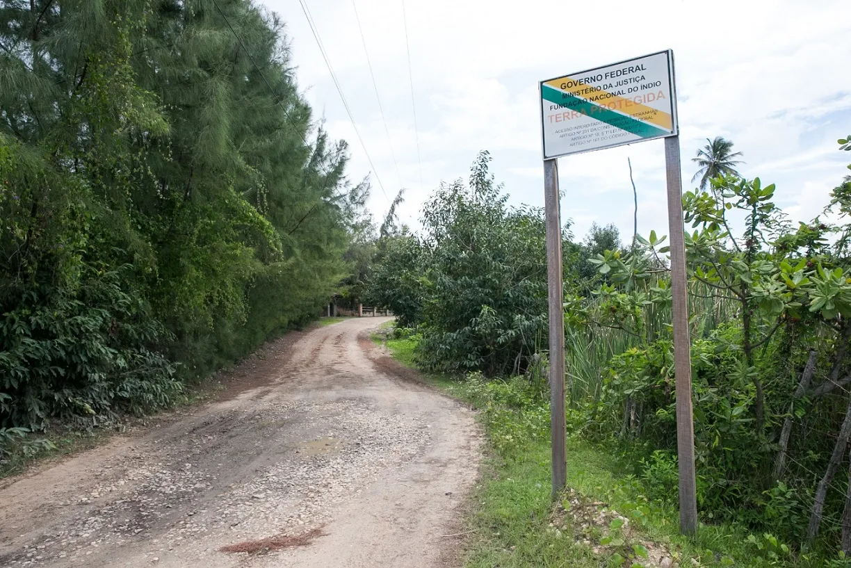 Delimitação da terra é sinalizada com placas do Ministério da Justiça