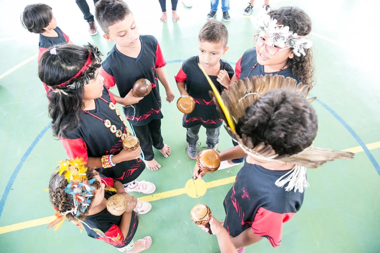 Crianças são incentivadas a usar cocar e maracas e a entoar cânticos ancestrais