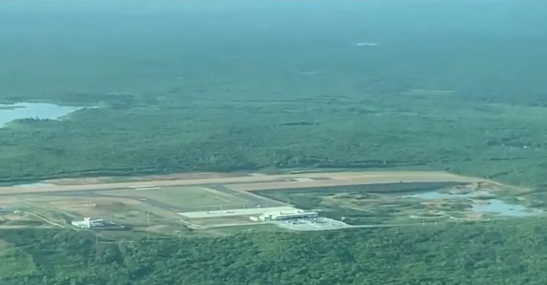 Vista aérea do terminal de passageiros, ao fundo cabeceira 10 e sua RESA