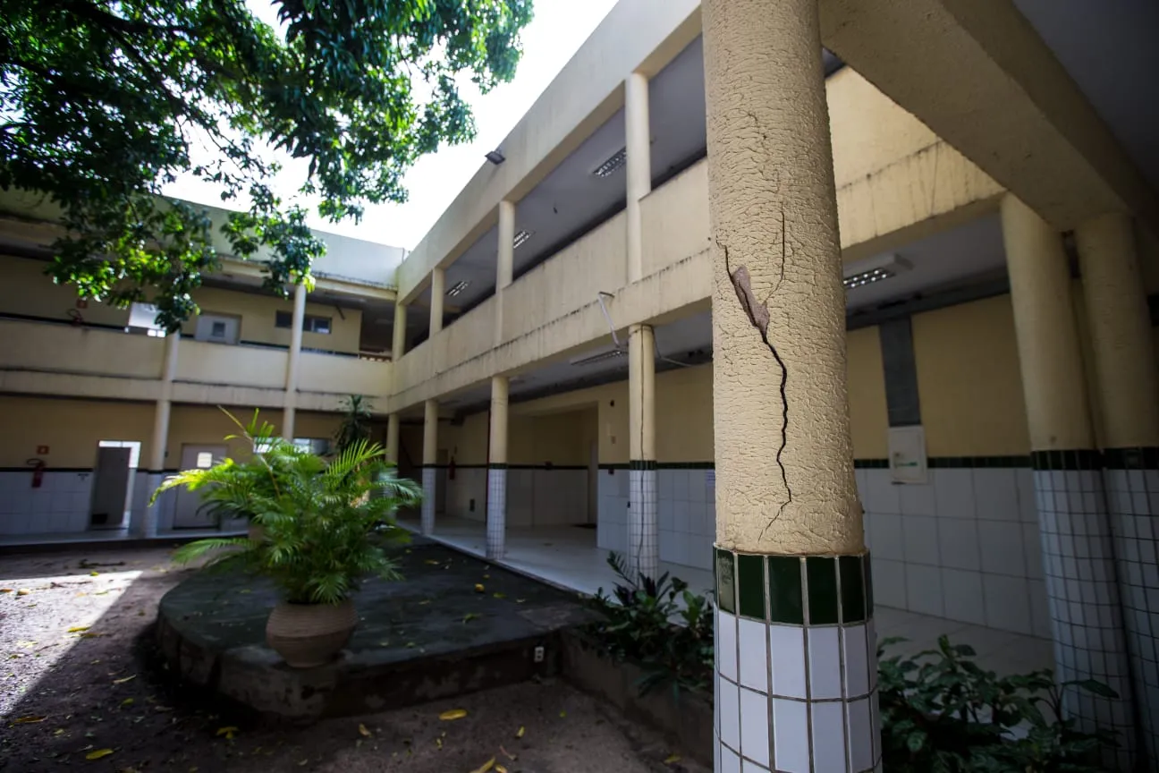 Estrutura da instituição apresenta falhas e causa receio nos estudantes